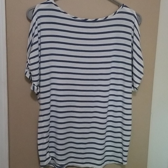 ⭐5/$20⭐ striped tee - Picture 4 of 4